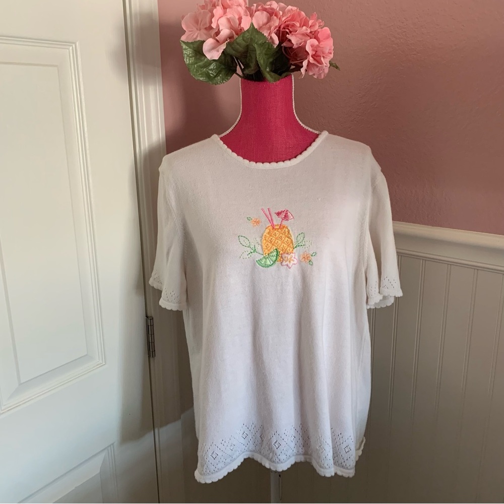 White Knit XL Alfred Dunner Short Sleeved Top with Embroidered Pineapple